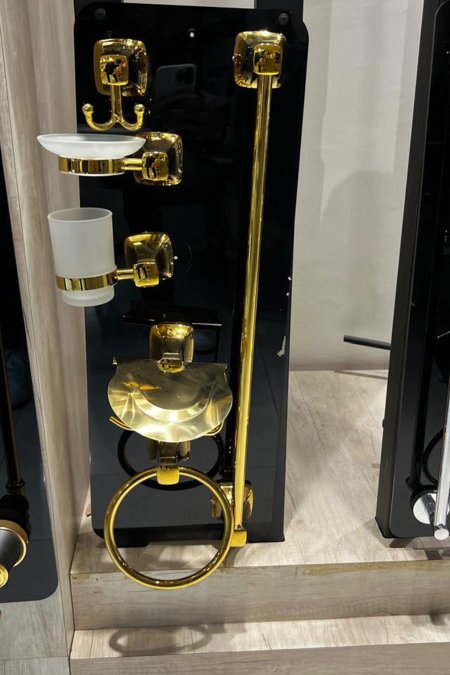 طقم إكسسوارات حمّام جداري ذهبي – مودرن (6 قطع)